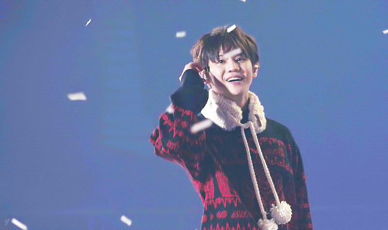 콘서트에서 팬들한테 냅다 얼굴 들이미는 양요섭 | 인스티즈