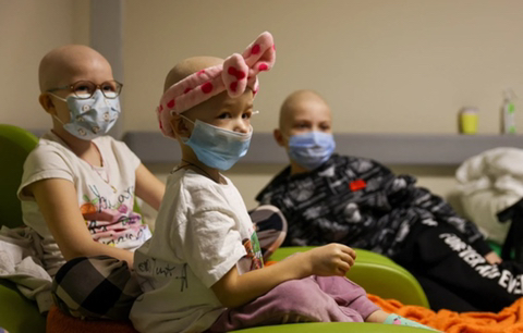 병원 폭격 위험으로 인해 열약한 대피소에 있어야 하는 우크라이나 신생아들과 어린이 암환자들 | 인스티즈