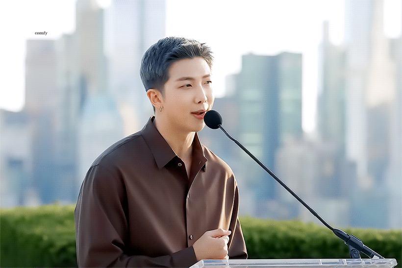 대본 하나 없이 내빈들 앞에서 연설하는 방탄 알엠 | 인스티즈