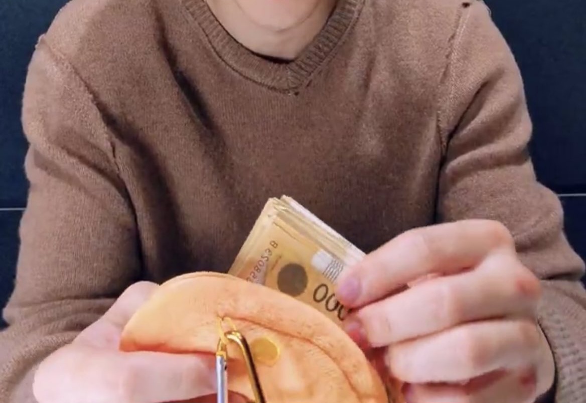 방탄소년단 지민이 오늘 진에게 받은 생일 선물 | 인스티즈