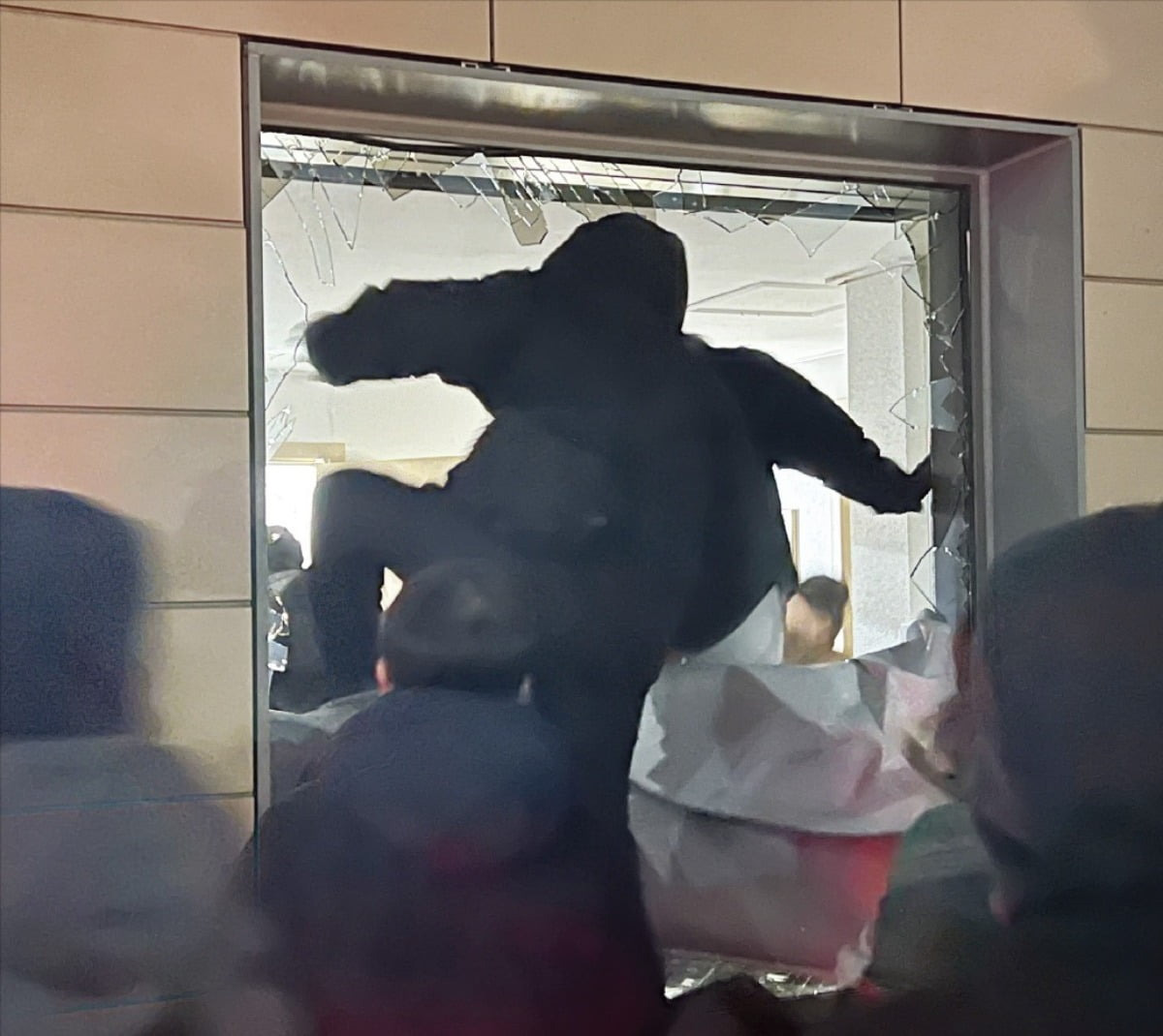 '매일 반성문 제출' 서부지법 난동 피고인들, 감형 가능할까 | 인스티즈