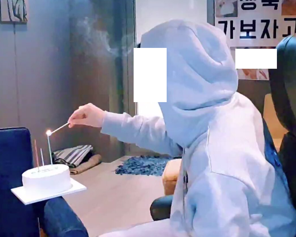 방탄코인 타려던 가게와 친분 걸리고 기싸움 하는 듯한 하이브 직원 (feat. 직원지인 케이크는 디자인 원작자 표기 없이 판매중) | 인스티즈