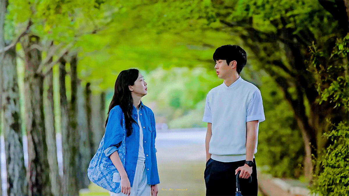 그 해 우리는에서 거의 매회 센스 있다고 언급 많은 교복~캠퍼스~오피스를 넘나드는 최우식X김다미 사계절 시밀러 룩.gifs | 인스티즈