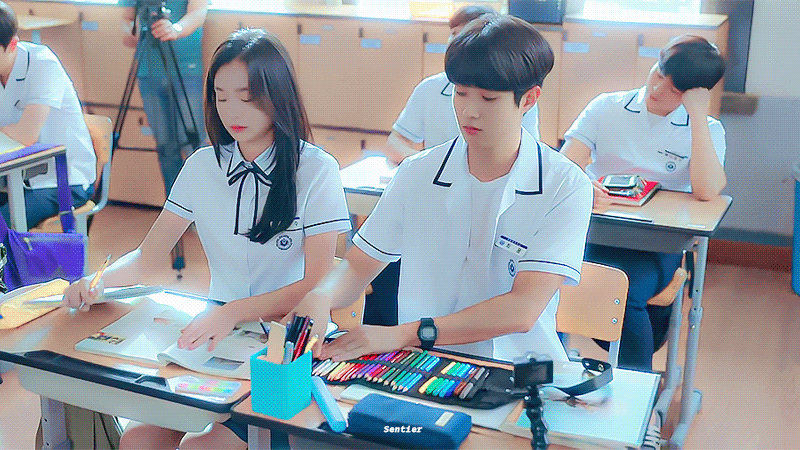 그 해 우리는에서 거의 매회 센스 있다고 언급 많은 교복~캠퍼스~오피스를 넘나드는 최우식X김다미 사계절 시밀러 룩.gifs | 인스티즈