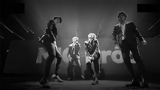 방탄팬들이 투표하면 거의 반반으로 나뉜다는 레전드 무대 2개 | 인스티즈