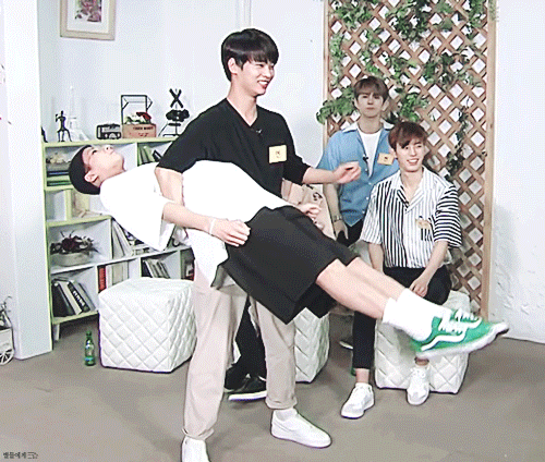 넘어진 조카 한 손으로 번쩍 들어올려 가는 아이돌(feat. 힘 좋은 그룹) | 인스티즈