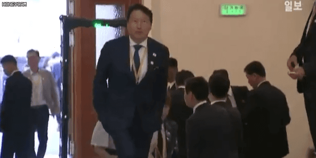 생애 처음으로 비서도 없이 혼자 다니는 재벌 총수들 | 인스티즈