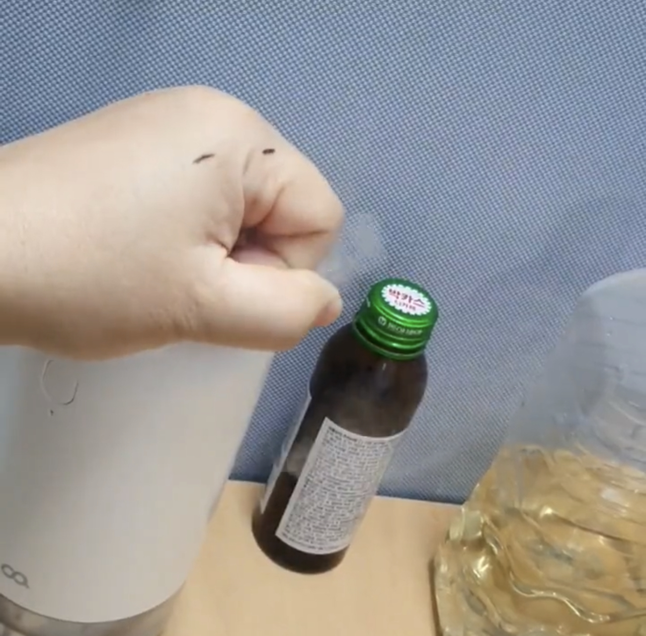 우리 엄마 진짜 웃김 회사에서 이런 거 찍어서 나랑 동생한테 보내줌. twt | 인스티즈