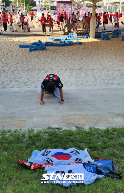 붉은악마가 장외 응원전을 펼치는 동안 한쪽 구석에서는 승리를 기원하는 108배 기도를 올리는 팬이 눈길을 끌었다 | 인스티즈