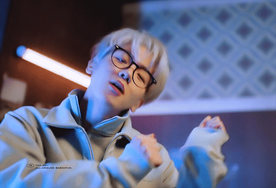 술 몇잔에 얼굴이 보통 빨개지는게 아닌 취중 백현.jpg | 인스티즈