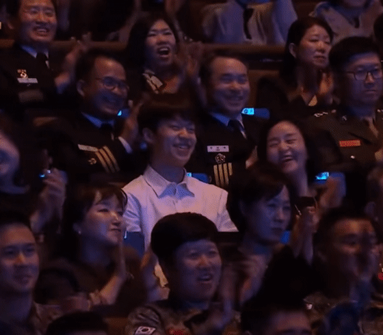 ??? : 나훈아가 콘서트에서 배타고 기차타고 등장한다고? 나의 등장씬을 보아랏 | 인스티즈