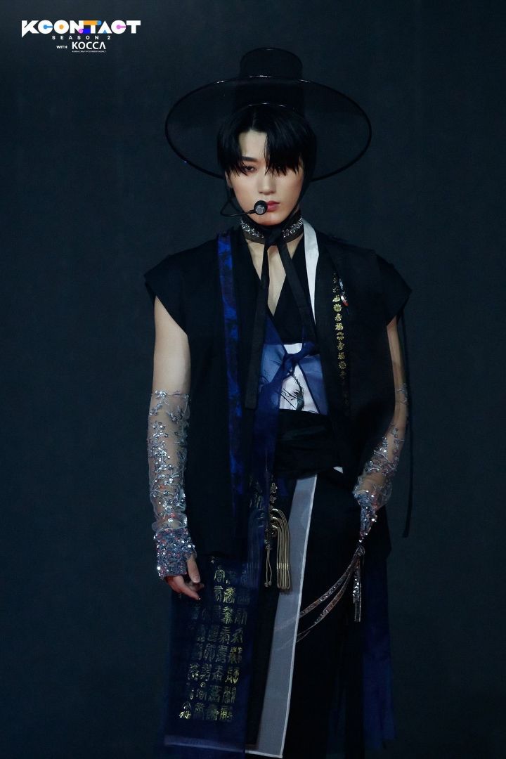 디자이너가 곡 컨셉에 듣고 만들었다는 남돌 한복 의상.jpg | 인스티즈