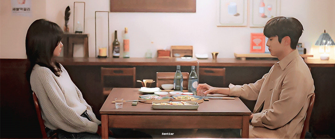 그 해 우리는에서 거의 매회 센스 있다고 언급 많은 교복~캠퍼스~오피스를 넘나드는 최우식X김다미 사계절 시밀러 룩.gifs | 인스티즈