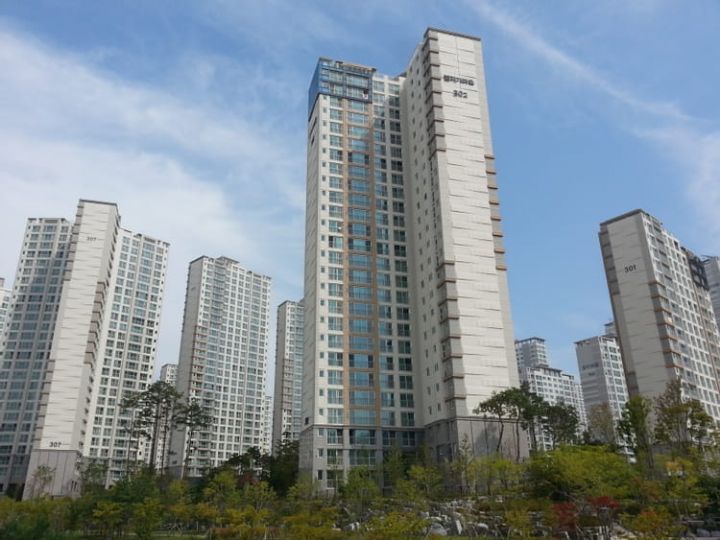 단체로 아파트 외벽에 한글로 마을 이름을 박아버린 동네.jpg | 인스티즈