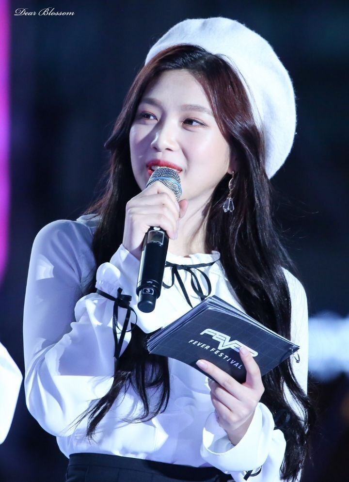 팬들이 많이 좋아하는 아이돌 무대 착장이지만 정작 아이돌 좋아했던, 좋아하는 군것질 말하는 달글멤버는 고통받는 패션템 | 인스티즈