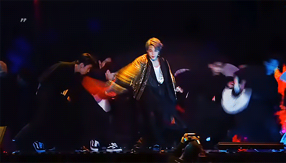 방탄팬들이 투표하면 거의 반반으로 나뉜다는 레전드 무대 2개 | 인스티즈