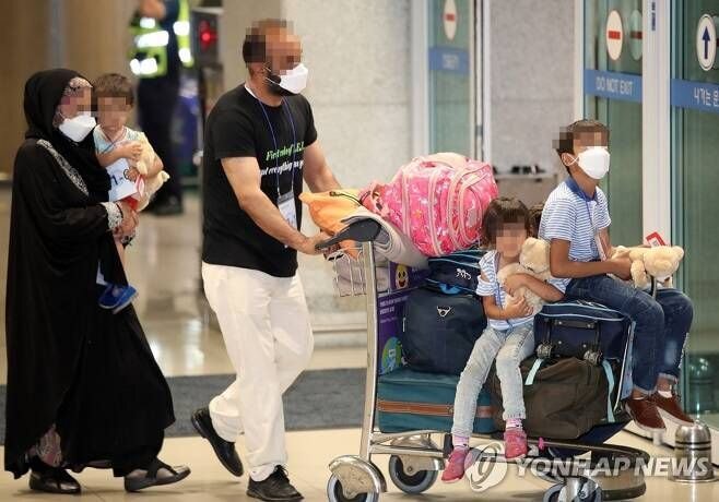 인형 들고 입국하는 아프간 어린이들 | 인스티즈