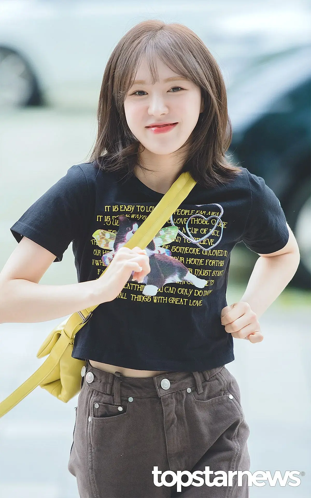 출근길에 자기 팔근육 만져보라고 다가오는 웬디.twt | 인스티즈