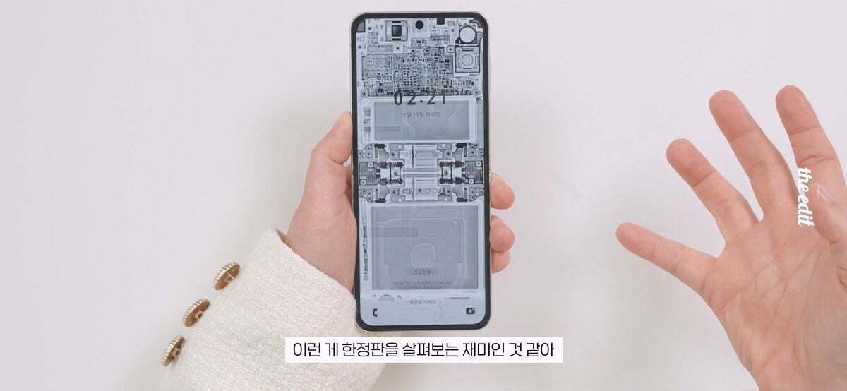 삼성 역사상 가장 간지나는 폰이라는 갤럭시Z플립4 메종 마르지엘라 실물.gif | 인스티즈