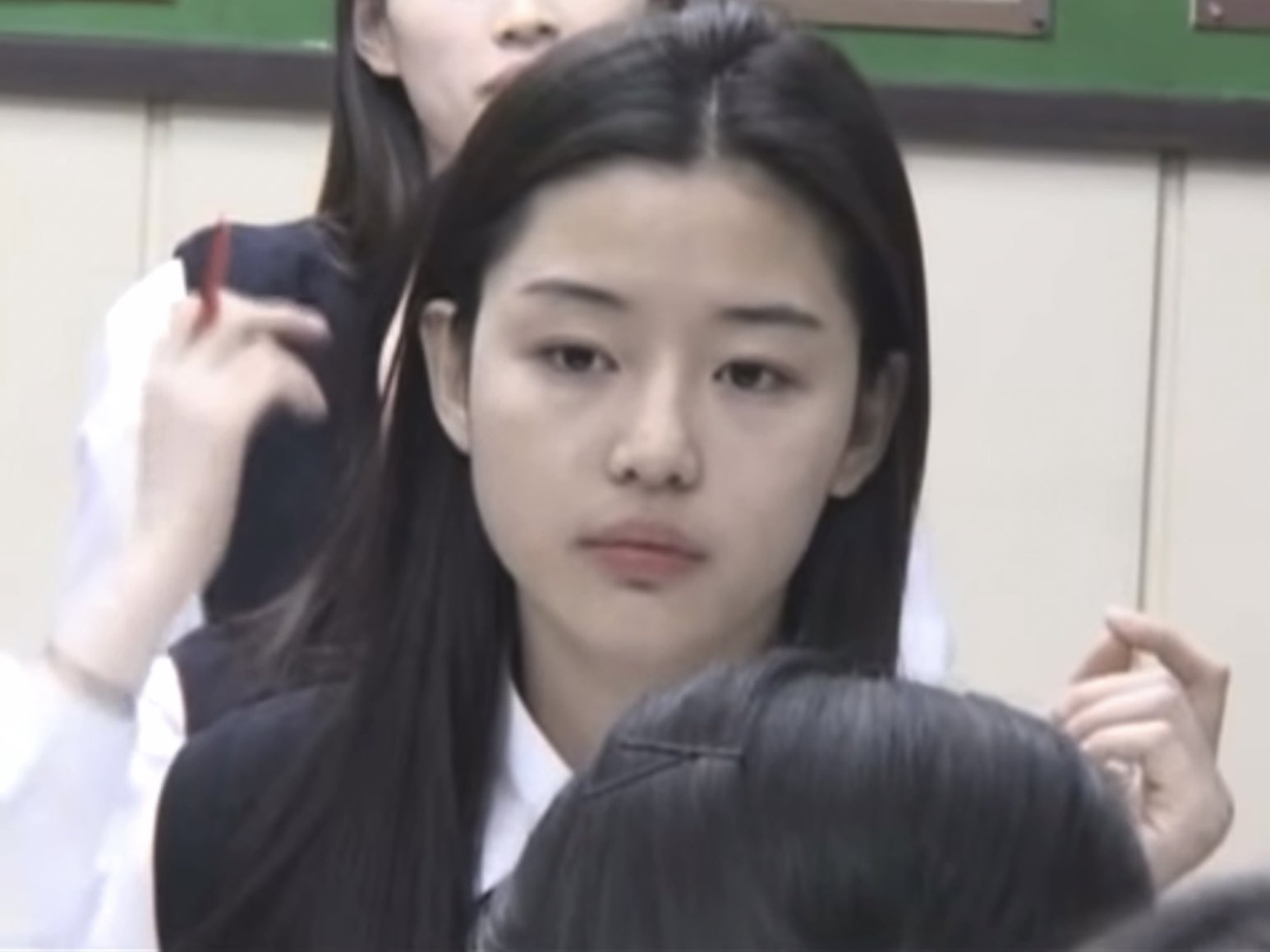 그 시절 전지현 영상에 뉴진스 디토 음원을 씌우면.twt | 인스티즈