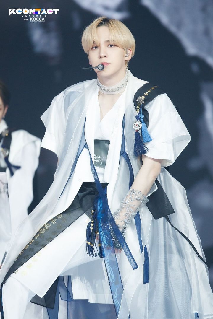 디자이너가 곡 컨셉에 듣고 만들었다는 남돌 한복 의상.jpg | 인스티즈