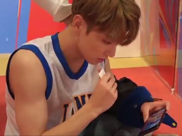 팔뚝에 환장하는 사람들을 위한 남자아이돌 민소매 모음 | 인스티즈