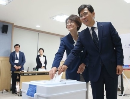 안희정 옥중 이혼…"민주원, 내 첫사랑이며 동지"33년만에 | 인스티즈