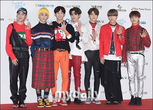 Q. 왜 아이돌들은 의상이 이상한데도 스타일리스트한테 얘기하지 않는 건가요? | 인스티즈