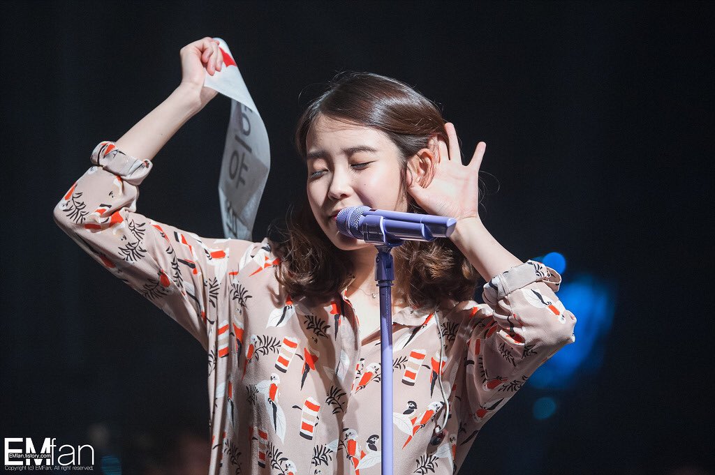 아이유의 마이크 사랑 | 인스티즈