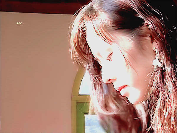 국밥 먹는 중에 친구 머리카락이 국밥에 들어가려는 상황임. 이때 방석이의 애인(or최애)이 머리카락 잡아주는 거 가능 불가능 | 인스티즈