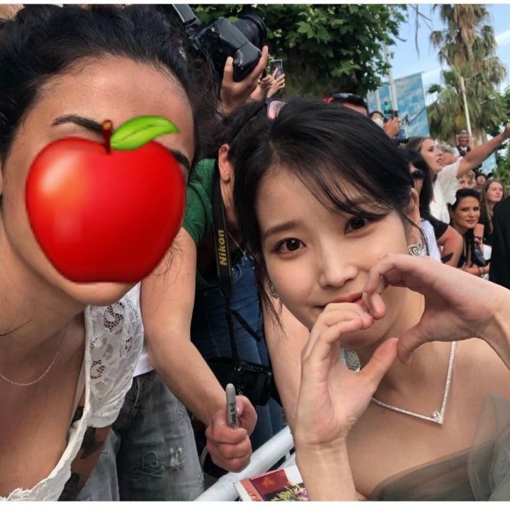 칸 레드카펫에 팬 엄청 많이 와서 땀 뻘뻘 흘리면서 사인 해준 아이유 | 인스티즈