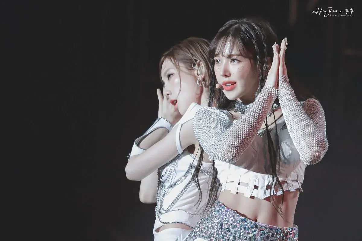 출근길에 자기 팔근육 만져보라고 다가오는 웬디.twt | 인스티즈