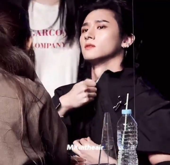 대면팬싸하면서 타투 보여주는 아이돌 (누군지 궁예하면서 들어오기) | 인스티즈