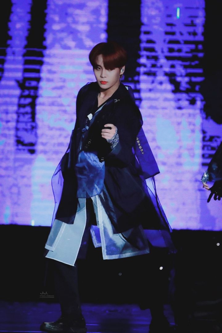 디자이너가 곡 컨셉에 듣고 만들었다는 남돌 한복 의상.jpg | 인스티즈