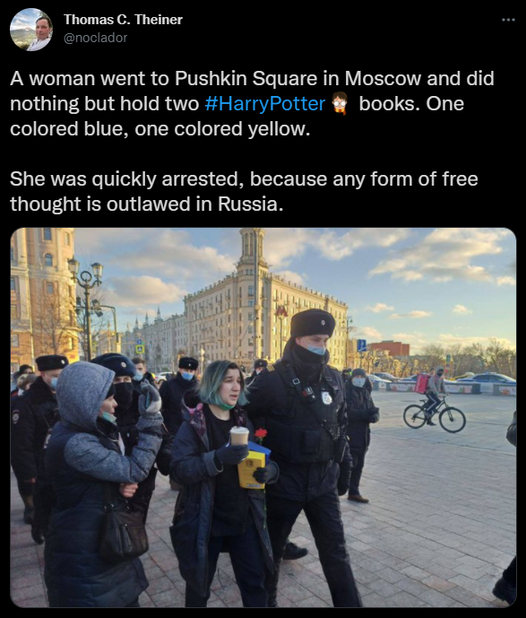 우크라이나 국기를 연상시킨단 이유로 책 들고 가던 여성 체포한 러시아 | 인스티즈
