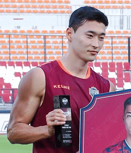취향 갈린다는 조규성 짧은머리 vs 긴머리.gif | 인스티즈