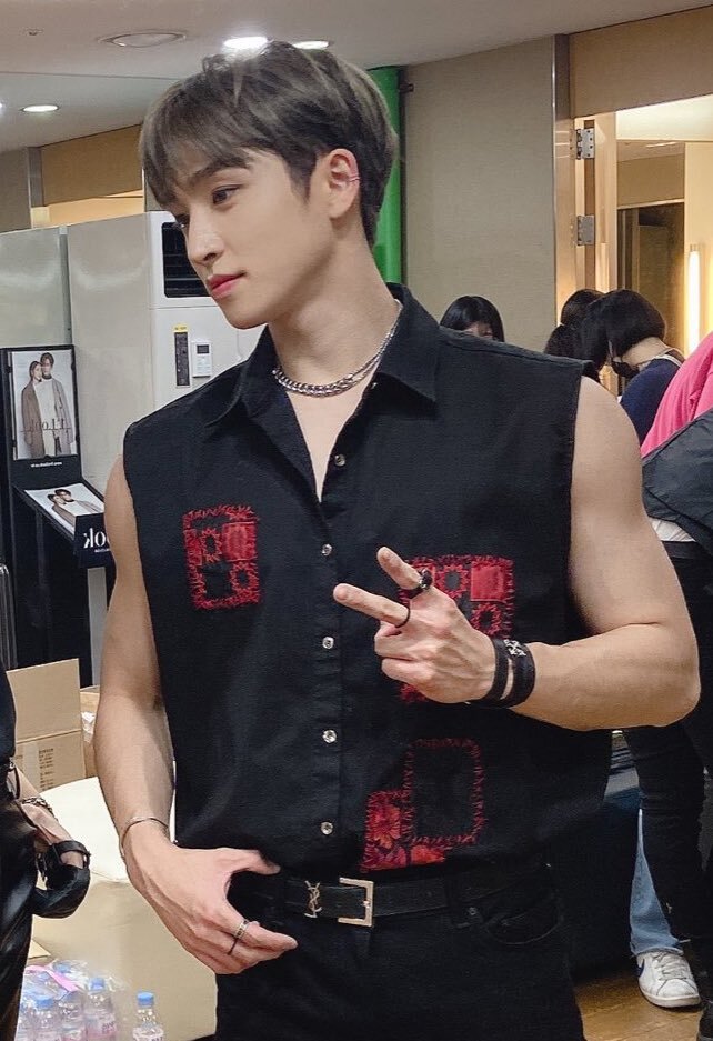 팔뚝에 환장하는 사람들을 위한 남자아이돌 민소매 모음 | 인스티즈