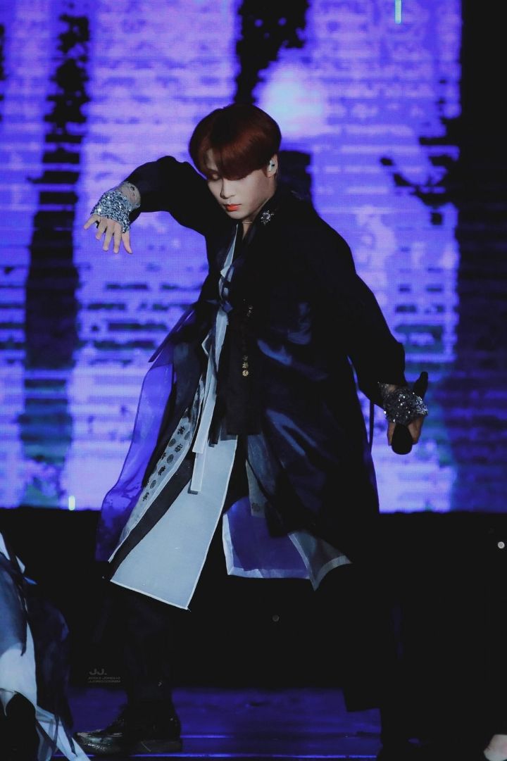 디자이너가 곡 컨셉에 듣고 만들었다는 남돌 한복 의상.jpg | 인스티즈