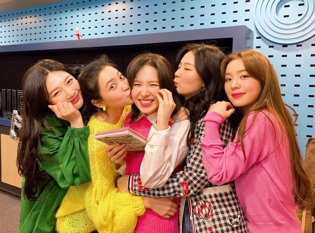 출근길에서 조이 급하게 외면하는 레드벨벳 멤버들 | 인스티즈