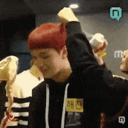 약간 신기한 남자아이돌들의 뒤통수.gif | 인스티즈