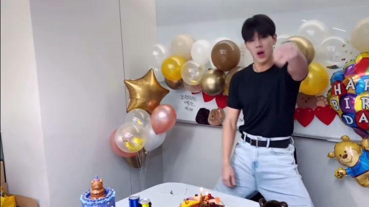 호락호락하지 않은 남돌의 뭔가 웃긴 생일 브이앱 | 인스티즈