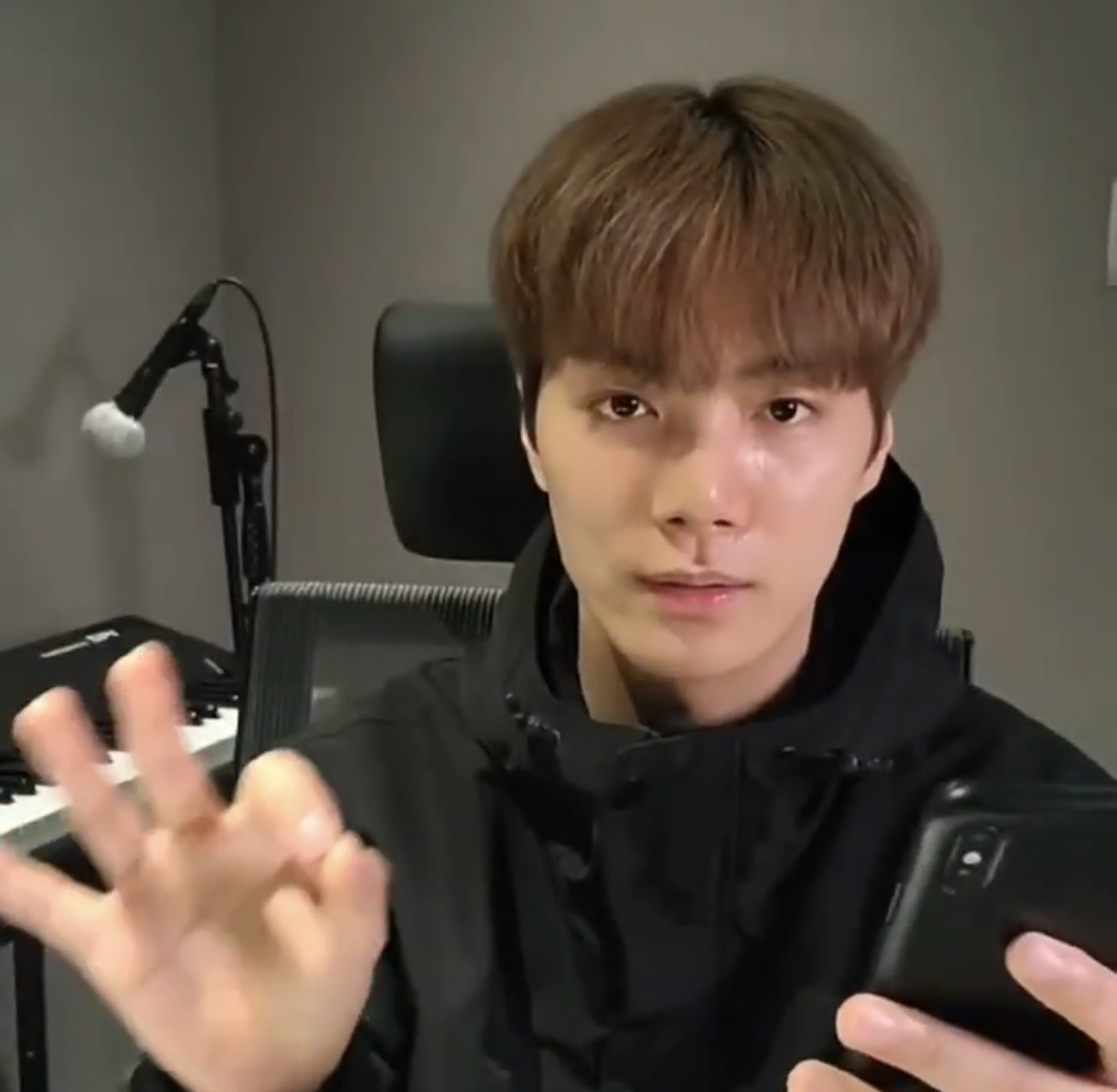 하이브 에그타르트 위 방시혁 캐릭터 못알아보는 하이브 레이블 소속 가수 | 인스티즈