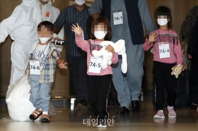 인형 들고 입국하는 아프간 어린이들 | 인스티즈