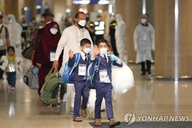인형 들고 입국하는 아프간 어린이들 | 인스티즈
