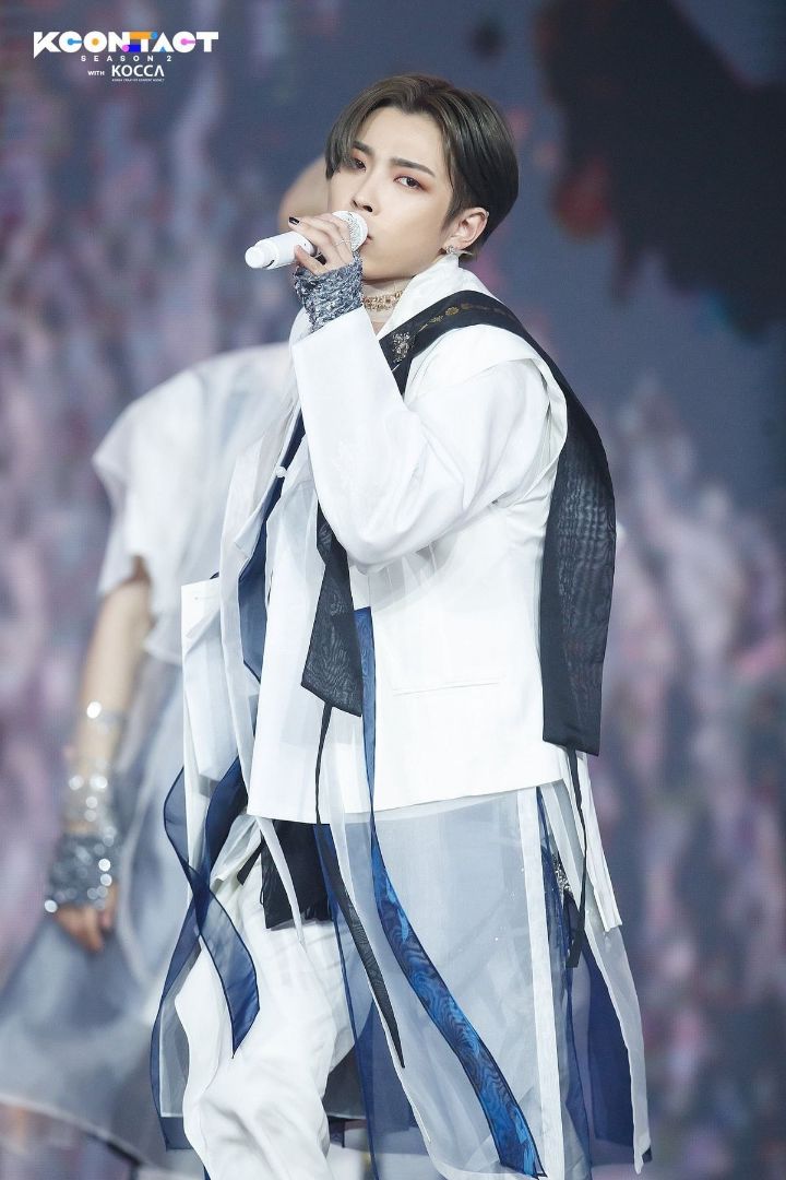 디자이너가 곡 컨셉에 듣고 만들었다는 남돌 한복 의상.jpg | 인스티즈