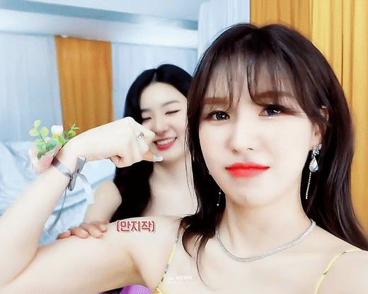 출근길에 자기 팔근육 만져보라고 다가오는 웬디.twt | 인스티즈