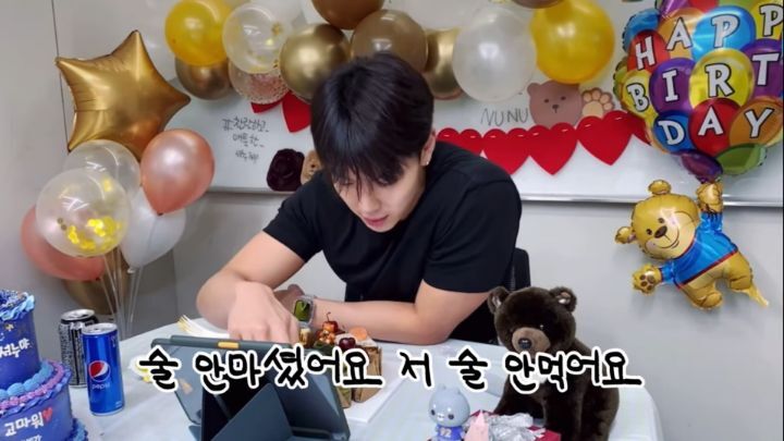 호락호락하지 않은 남돌의 뭔가 웃긴 생일 브이앱 | 인스티즈