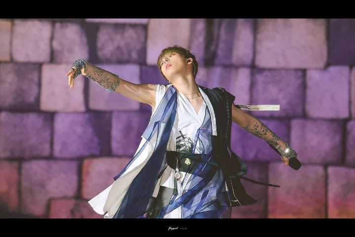 디자이너가 곡 컨셉에 듣고 만들었다는 남돌 한복 의상.jpg | 인스티즈