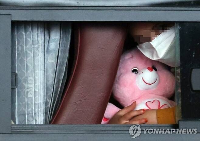 인형 들고 입국하는 아프간 어린이들 | 인스티즈