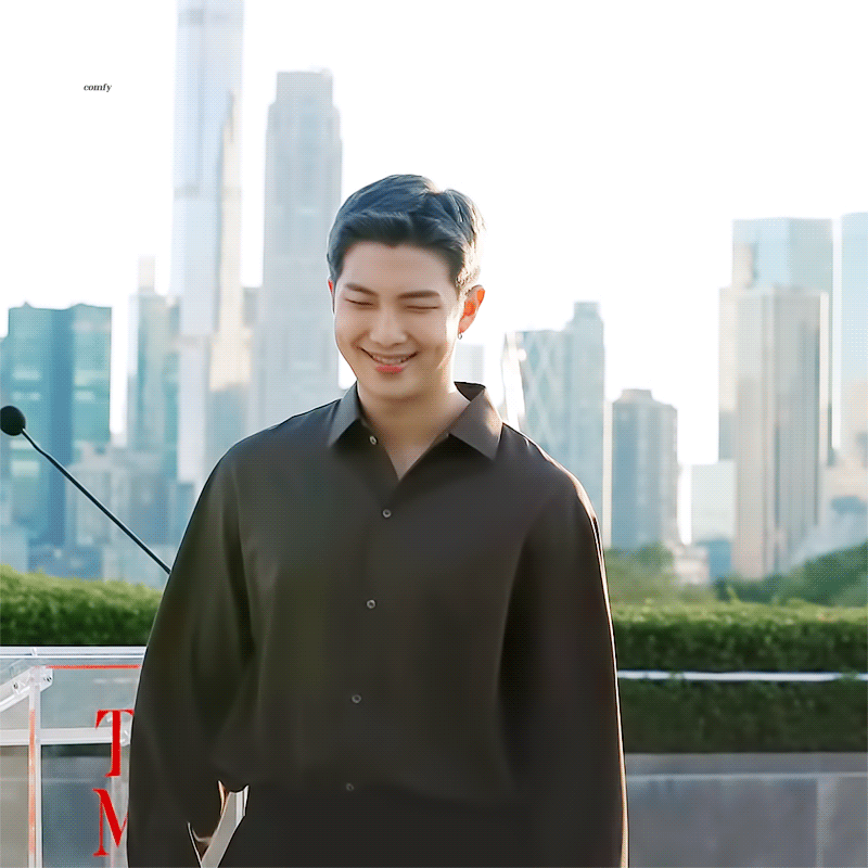 대본 하나 없이 내빈들 앞에서 연설하는 방탄 알엠 | 인스티즈